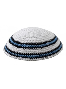 כיפה סרוגה לבנה עם בור כחול שחור ולבן... | כיפה סרוגה